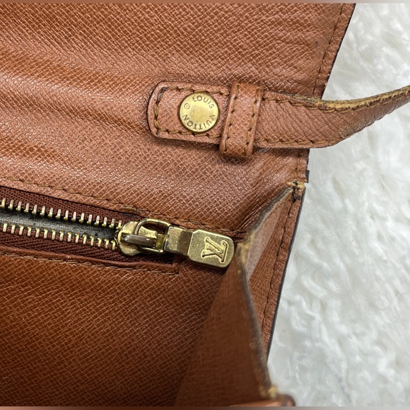 Louis Vuitton Monogram Bordeaux 24 Shoulder Bag M51798. - Picture 9 of 15